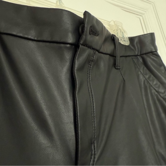 American Eagle - AE Women’s Baggy Vegan Leather Shorts NWT - Picture 2 of 6